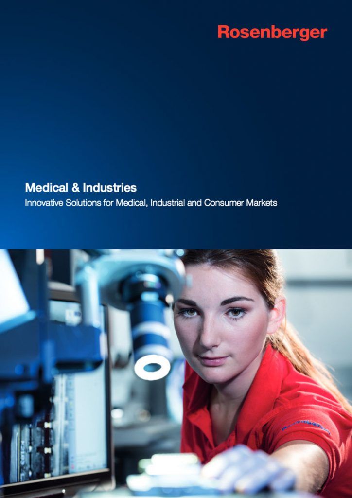 eine junge Frau an einem Mikroskop, sie bewegt mit ihrer Hand im Vordergrund einen Objektträger unter den Linse