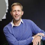 Portrait eines Wissenschaftklers vor einer weißen Treppe