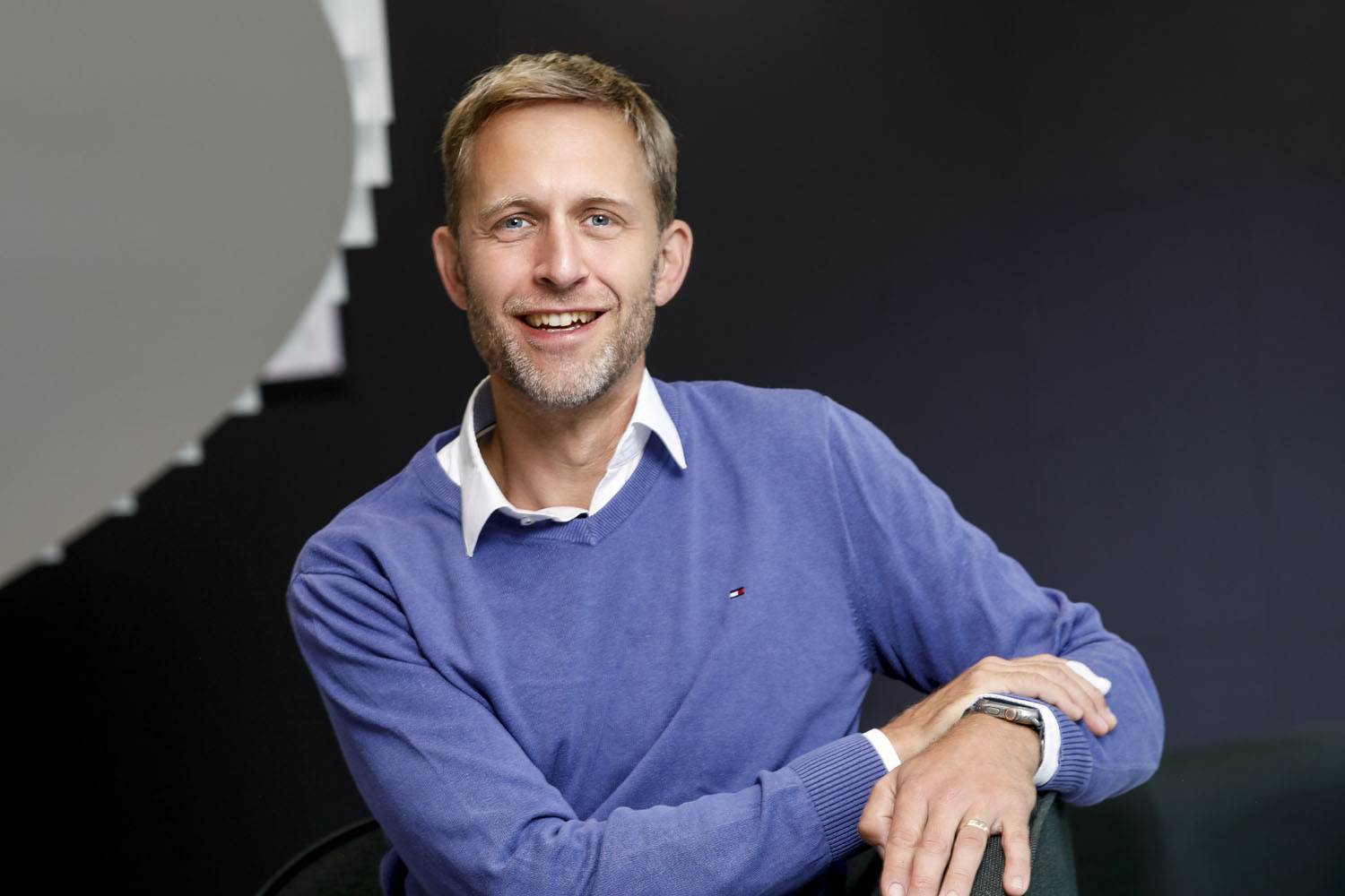 Portrait eines Wissenschaftklers vor einer weißen Treppe