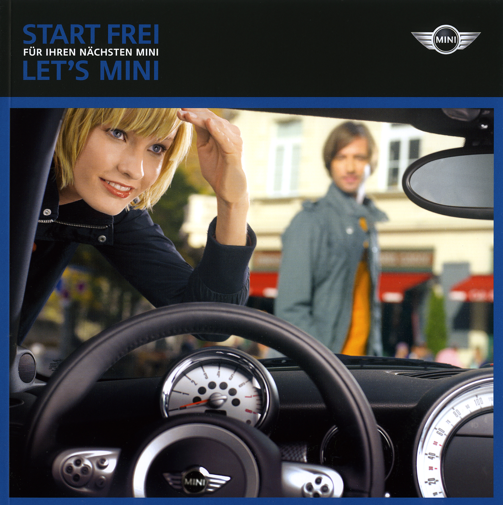 Eine Frau schaut durch die Frontscheibe eines Minis in das Auto im Hintergrund ein Junger Mann der als Passant vorbeigeht und rüberschaut