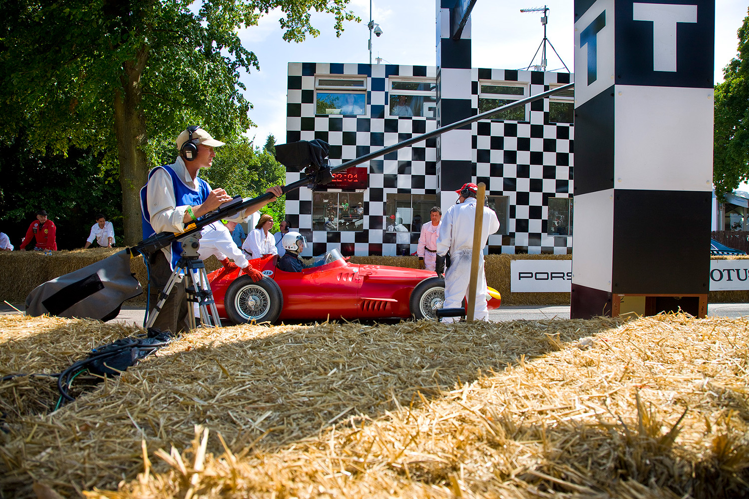 Der Start einer Rennstrecke in England man sieht einen Kameramann und ein oldtimer Rennauto
