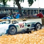 Mikka Häkinnen in einem Silberpfeil Rennwagen am Start