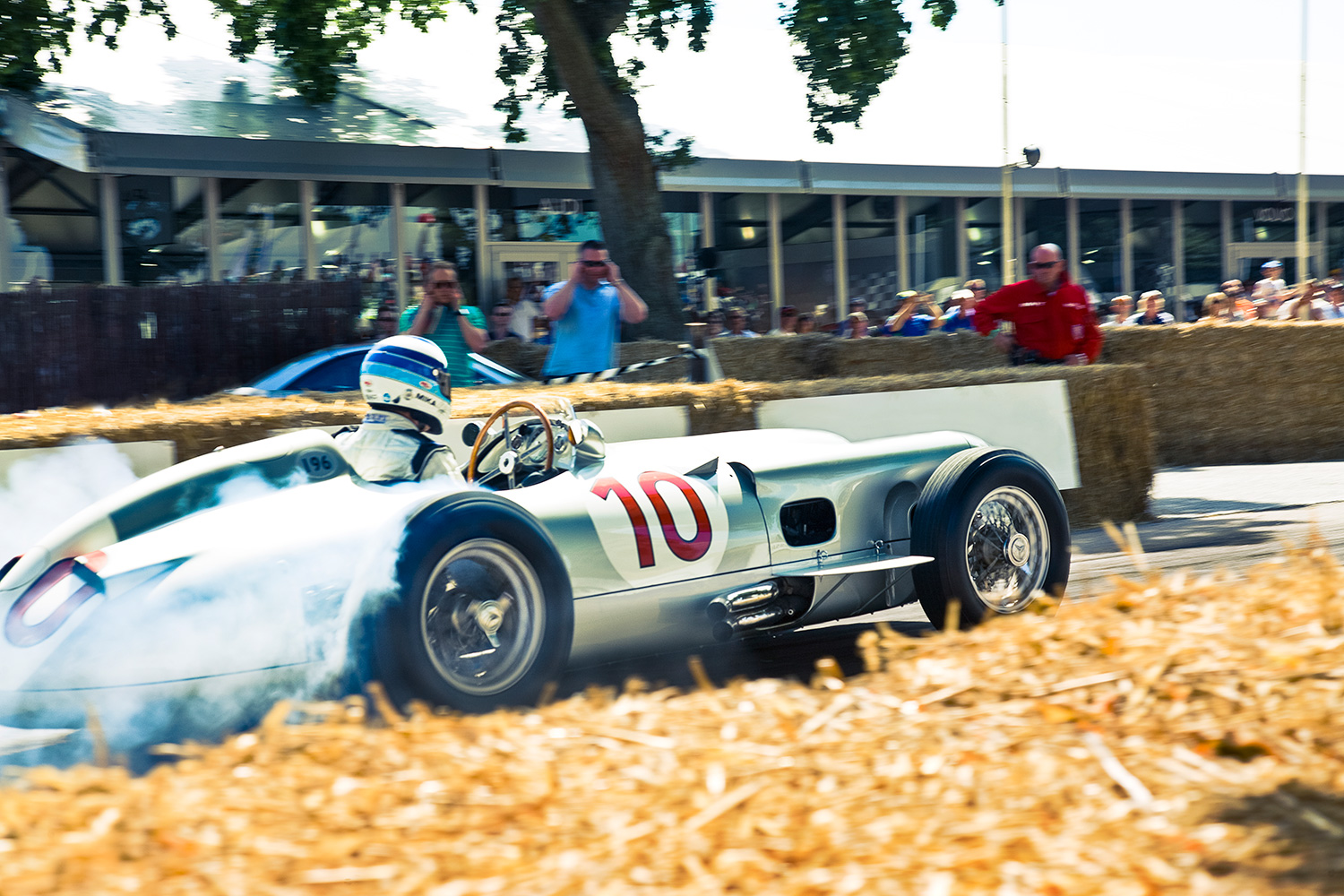 Mikka Häkinnen in einem Silberpfeil Rennwagen am Start