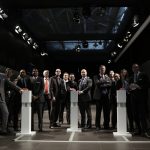 audi veranstaltung mit menschen vor einem buzzer knopf in einer halle.