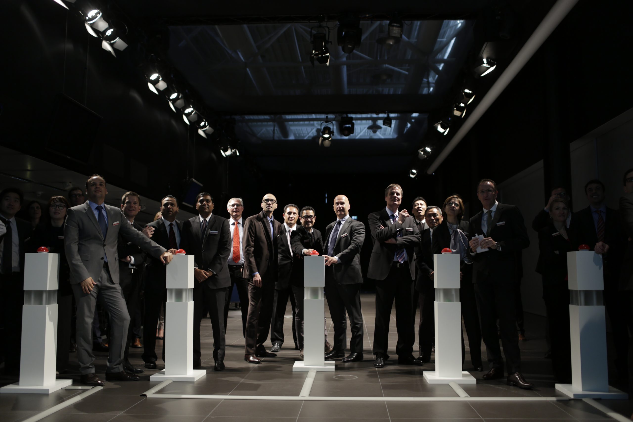 audi veranstaltung mit menschen vor einem buzzer knopf in einer halle.