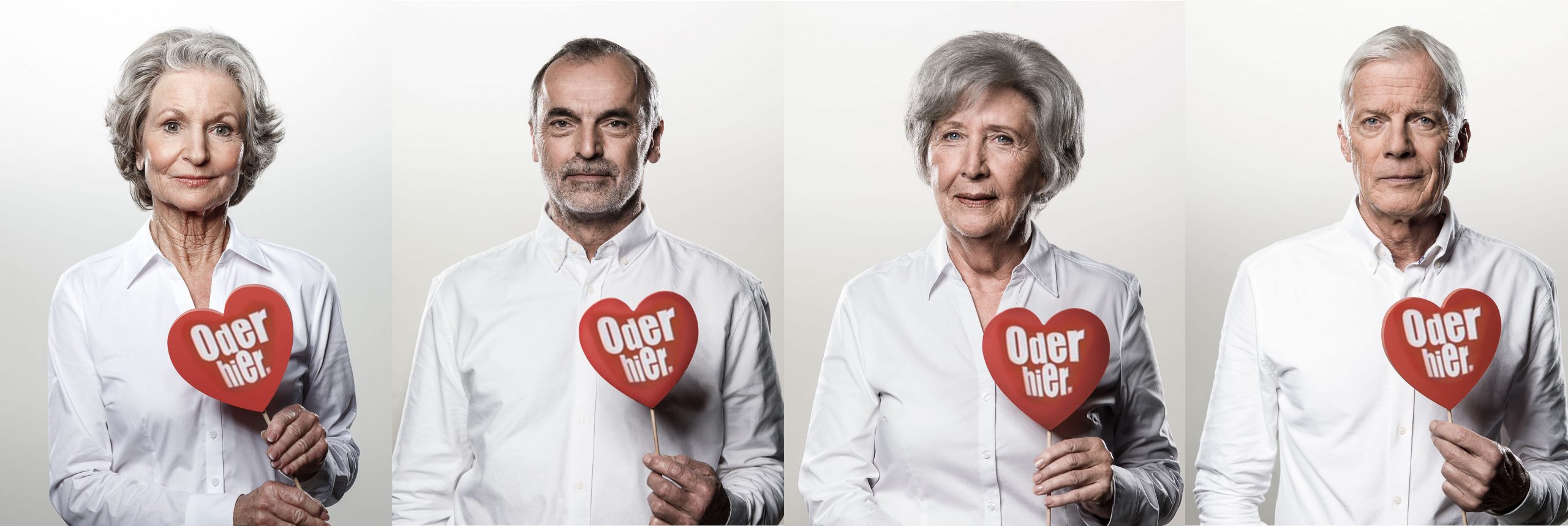 Portraits von 4 Menschen mit einem Herz am Stil in der Hand vor weißem Hintergrund