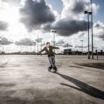 Tänzer auf einem Parkdeck in Australien mit großen Wolken im Hintergrund