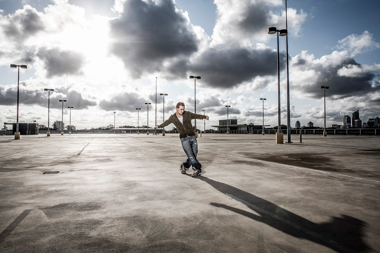 Tänzer auf einem Parkdeck in Australien mit großen Wolken im Hintergrund