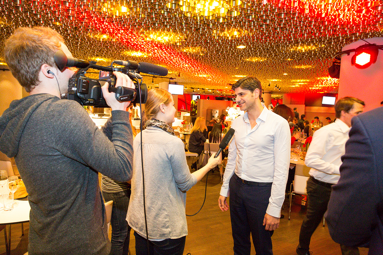 interviewszene in einem restaurant des münchener allianz fussballstadions.