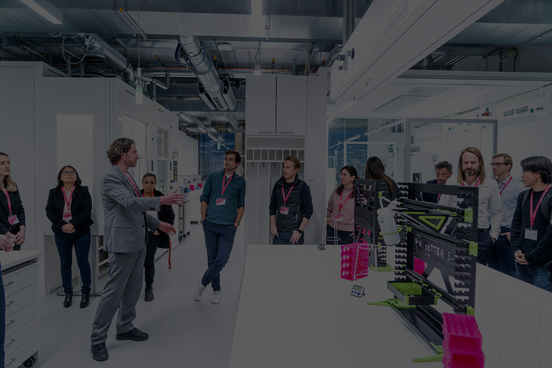 Ein Mann präsentier moderne labor arbeitsplätze in einem Medizinischen Labor