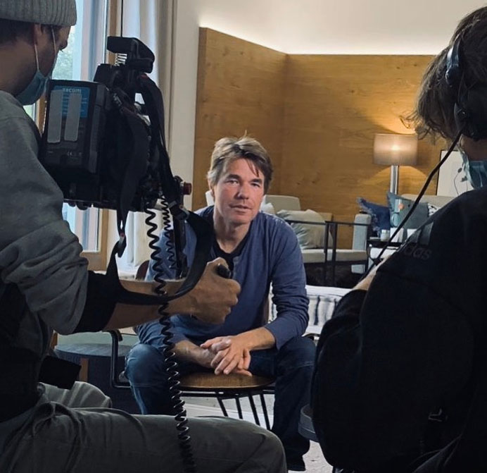 Aufnahme eines Portraits von Matthias Tunger hinter einer Kamera