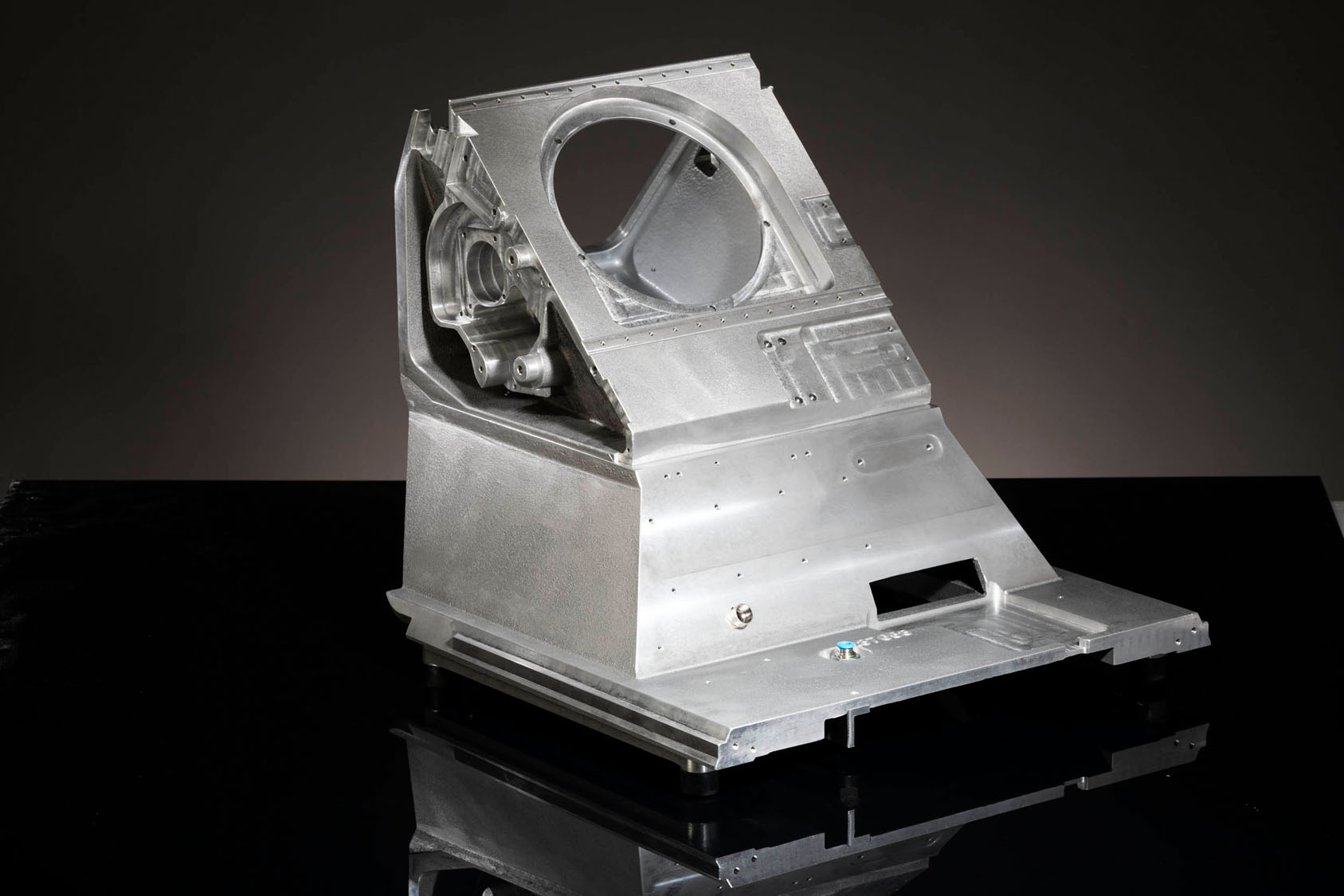 Bauteil einer Fräsmaschine aus der Zahnmedizin Technik vor einem neutralen Hintergrund