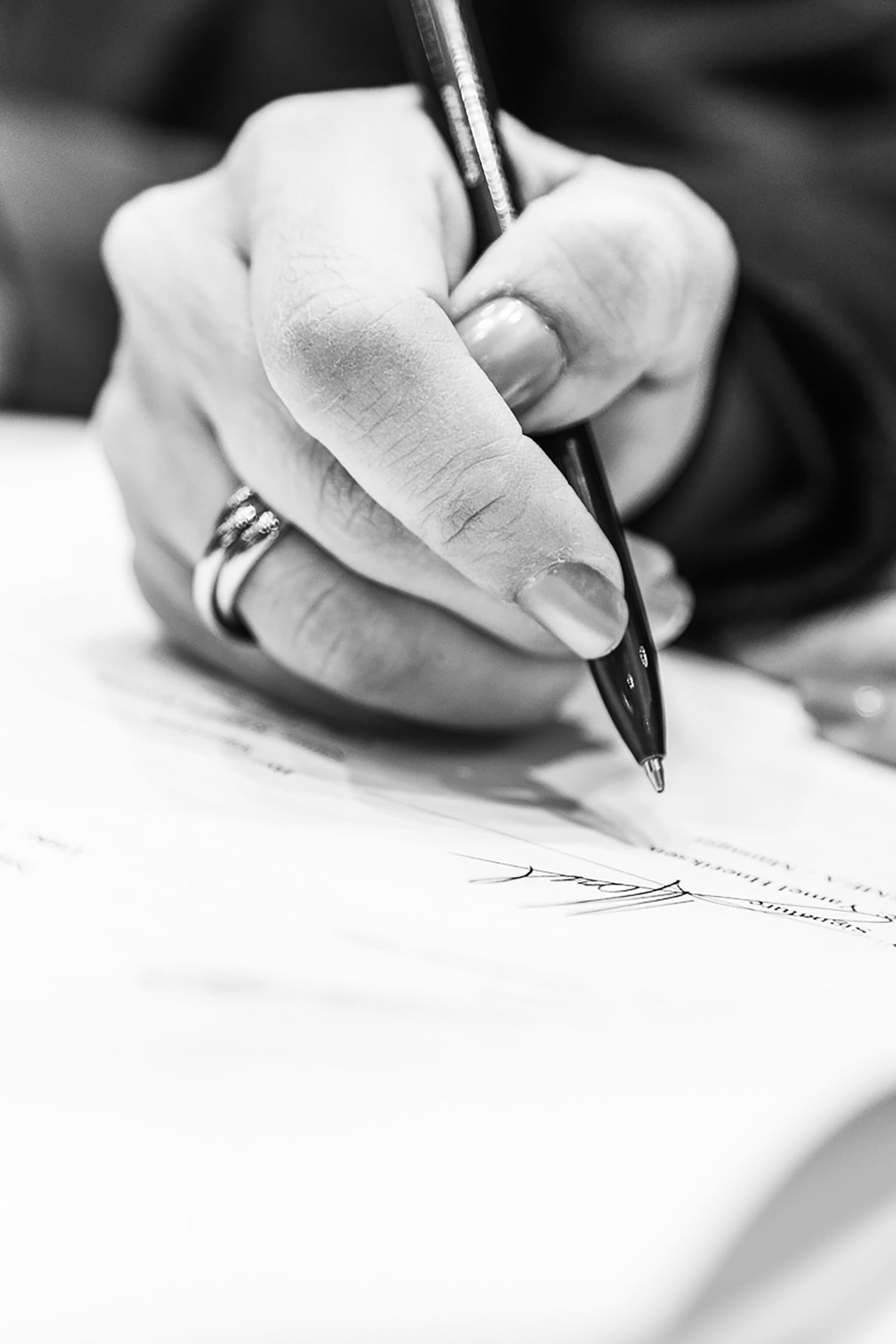 Close Up einer Hand die etwas unterschreibt