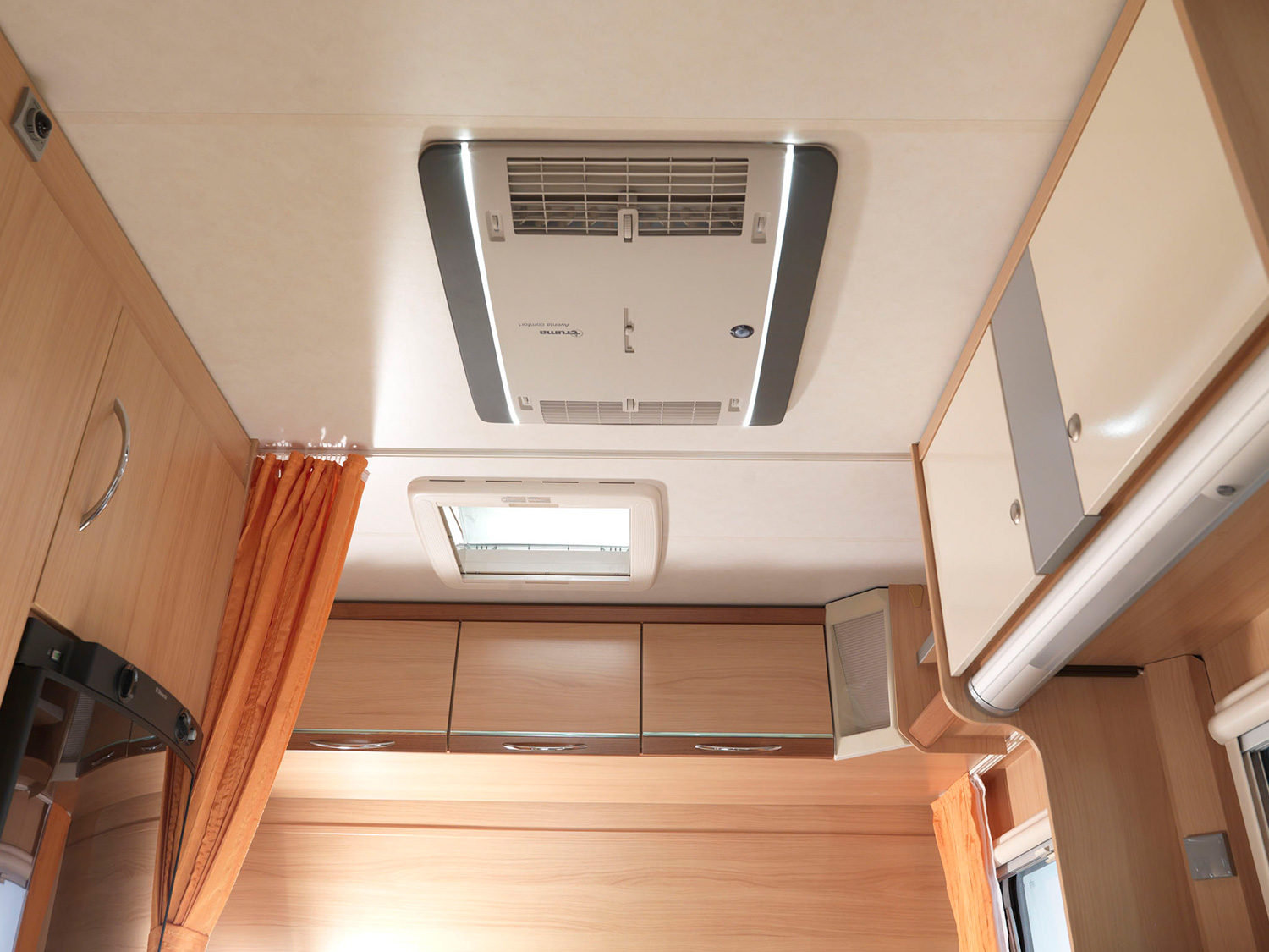 Abbildung einer Klimaanlage von Trum im Innenraum eines Wohnwagens