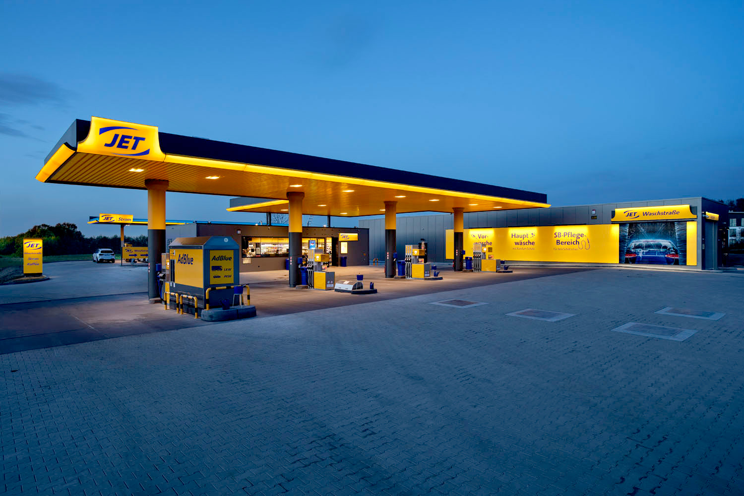 Jet Tankstelle als Panoramabild mit allen Zapfsäulen, sowie der Waschanlage und dem Verkaufsraum
