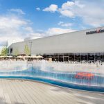 Panoramabild der Pasinger Arcaden von außen fotografiert mit Springbrunnen im Vordergrund