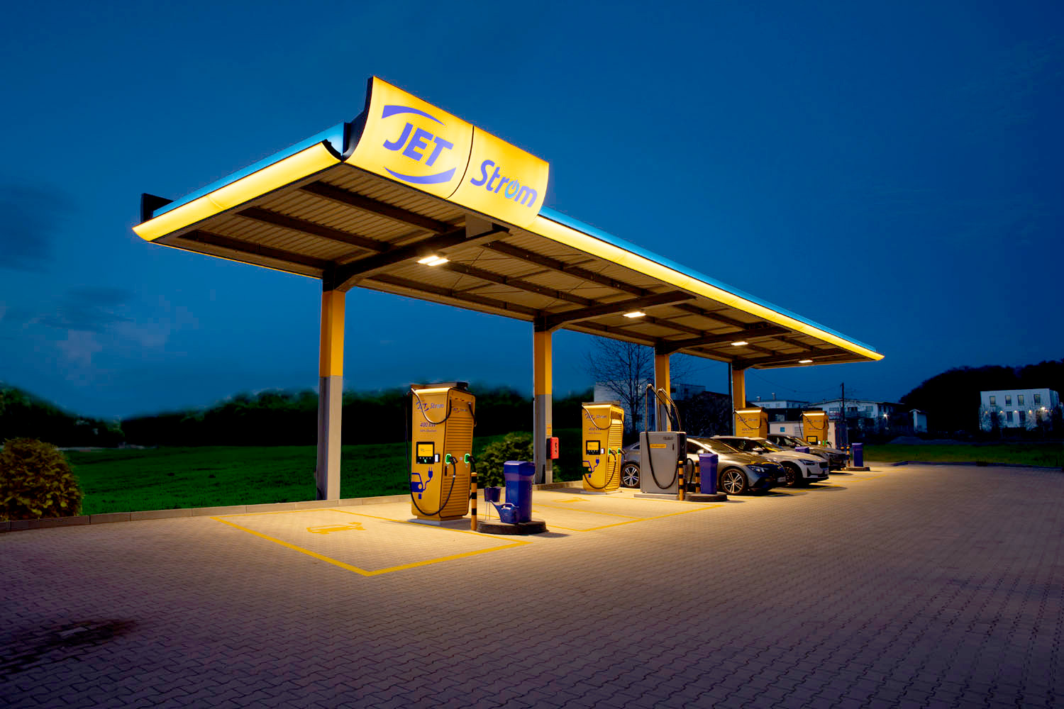 Jet Stromtankstelle bei Nacht fotografiert voll beleuchtet