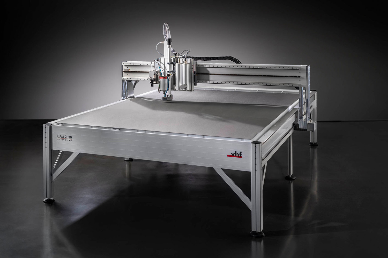 Große Fräsmaschine aus der Werbetechnik fotografiert vor einem Neutralen Hintergrund