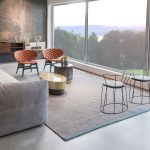 Wohnzimmer mit hochwertigen Möbeln und einem Großem Fenster