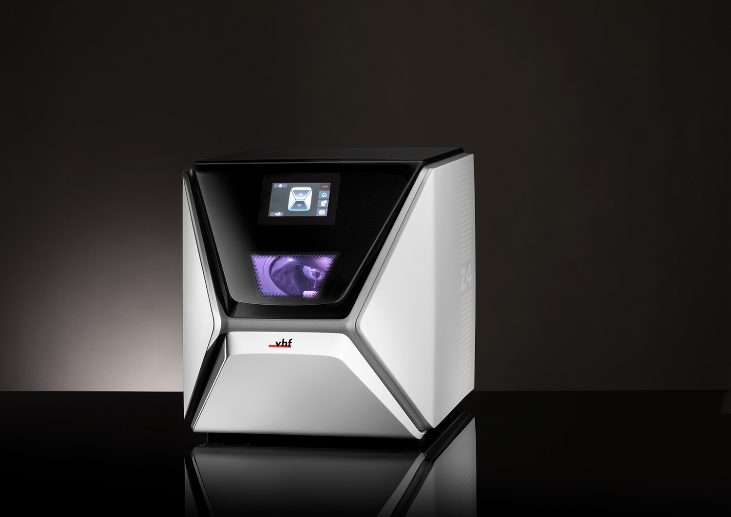 Zahnfräsmaschine der Firma vhf, die Maschine steht auf einem Spigelndem Tisch mit grauverlauf im Hintergrund