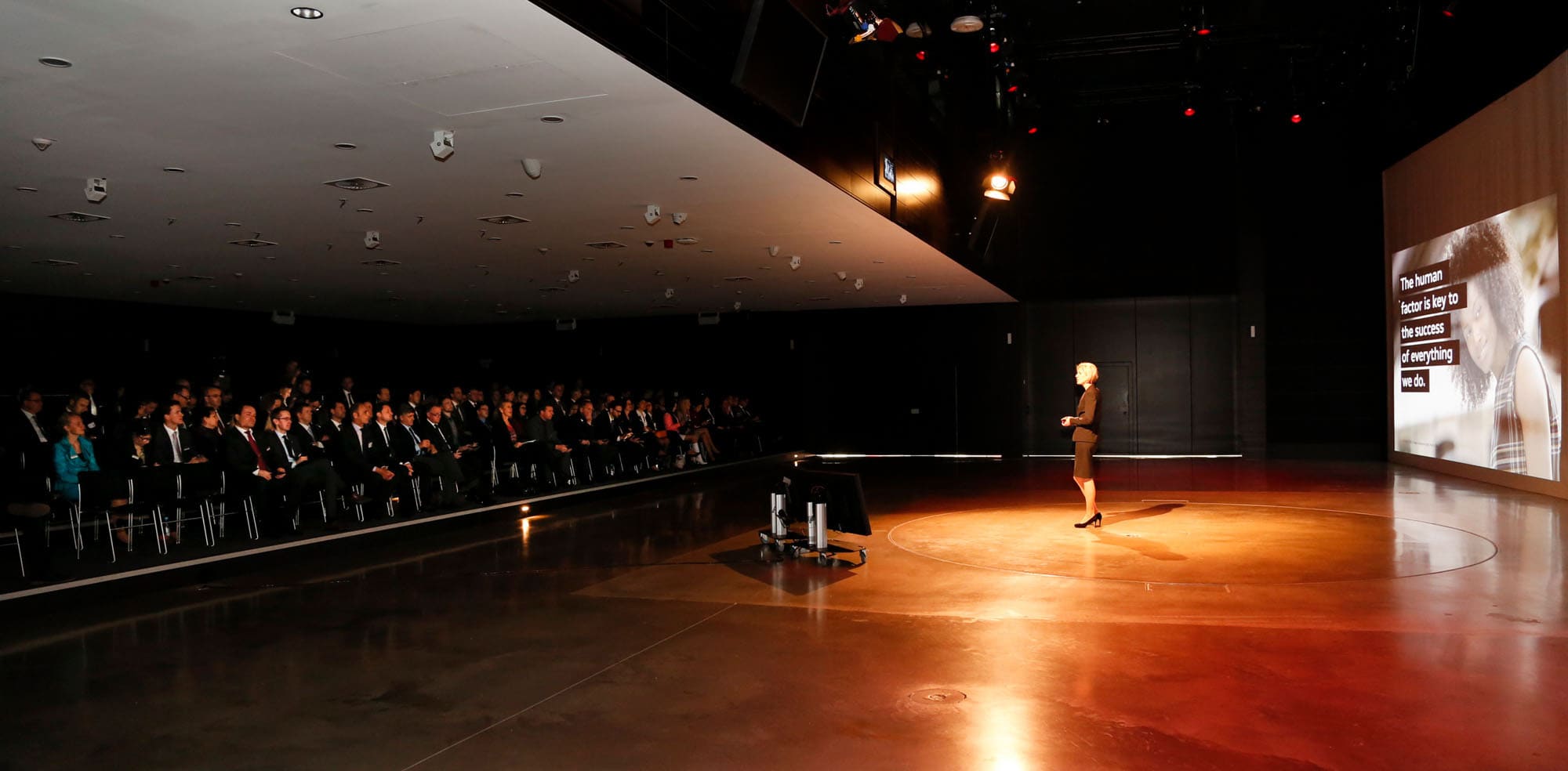 Frau vor einem Publikum auf grosser bühne