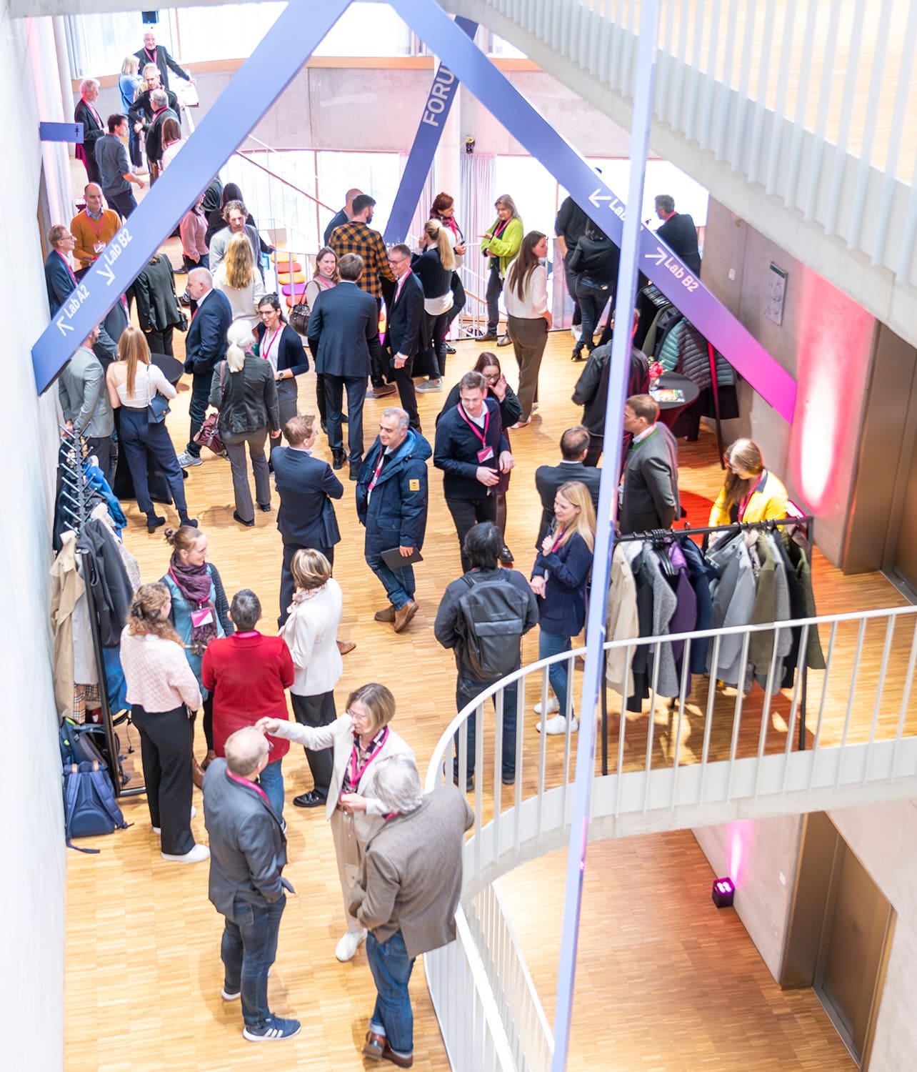 Menschen von oben fotografiert während einer Veranstaltung