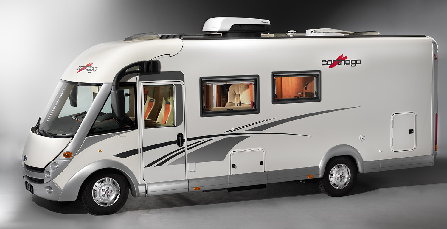 Ein langes Wohnmobil in einem Studio fotografiert